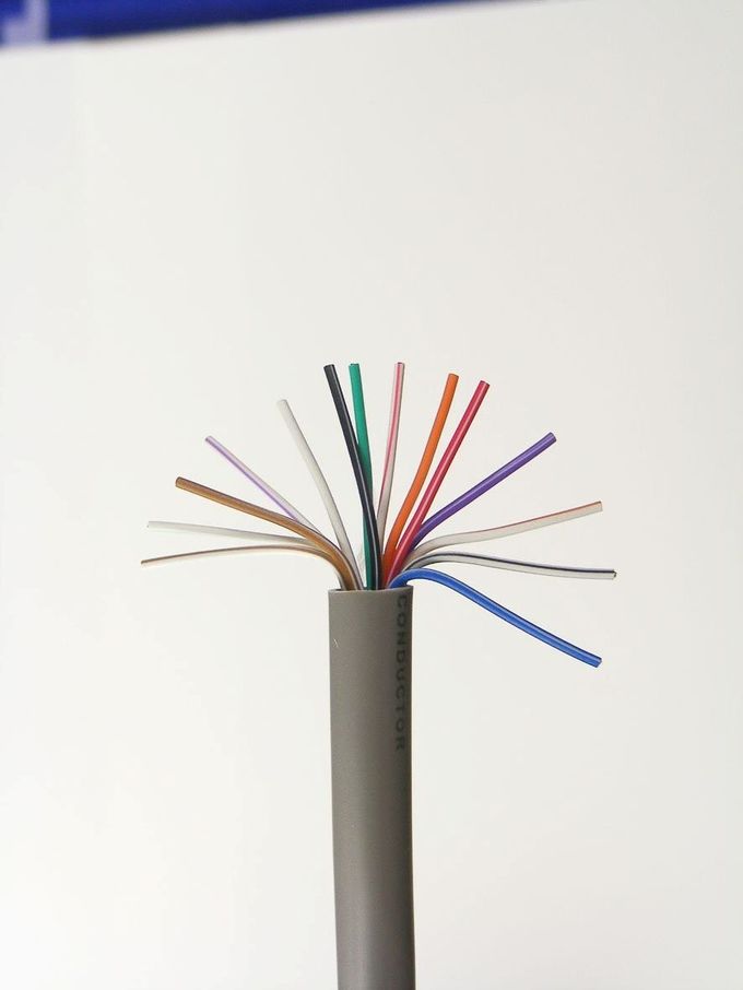 PVC-Hüllen-entfernen das mehradrige Telefonkabel, das zur Verbindung einfach ist und